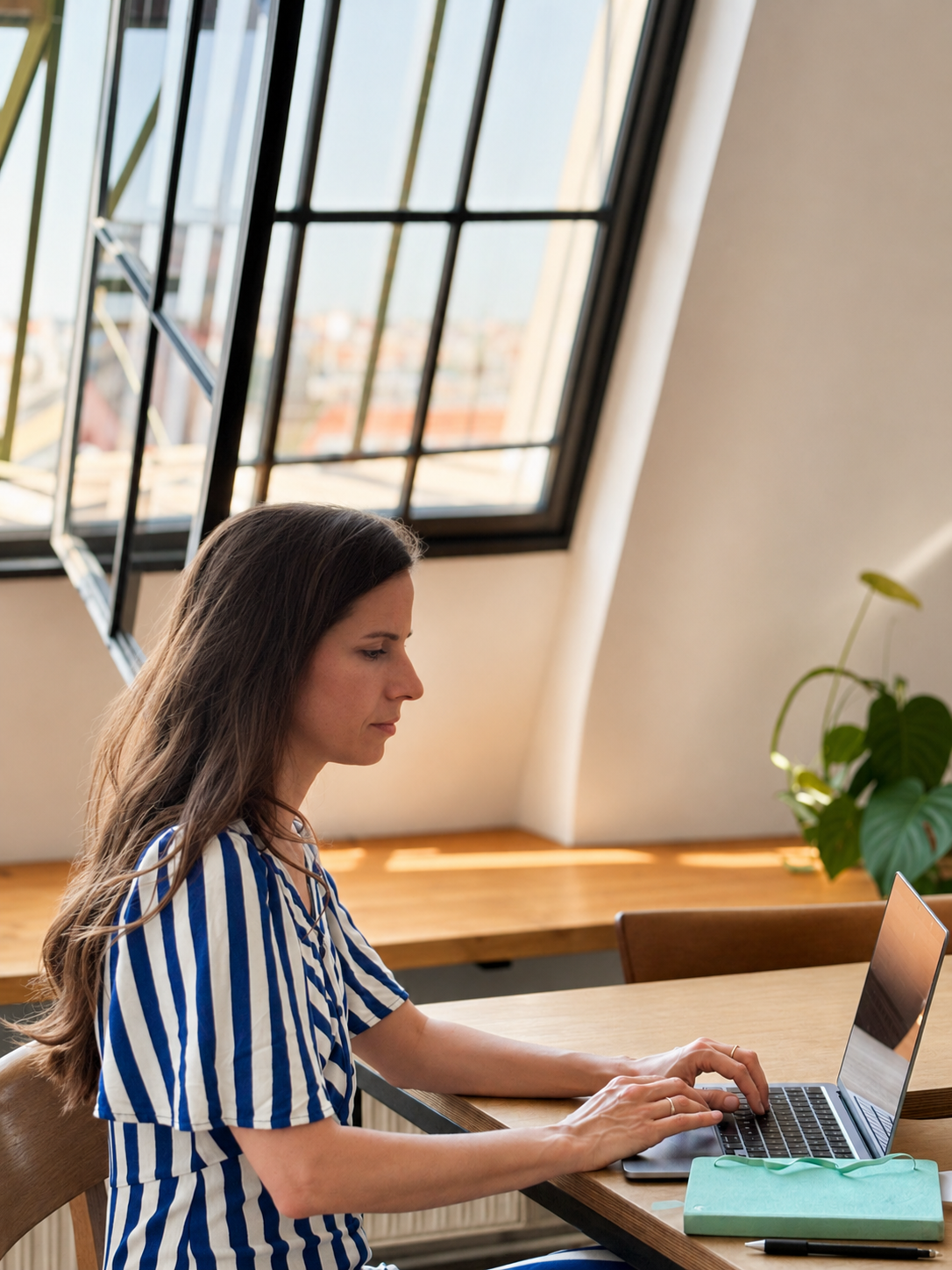 Stephanie Fischer arbeitet konzentriert am Laptop